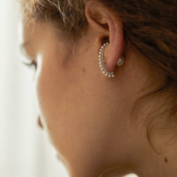 Gold Pearl stud earrings - Picture 1 of 8